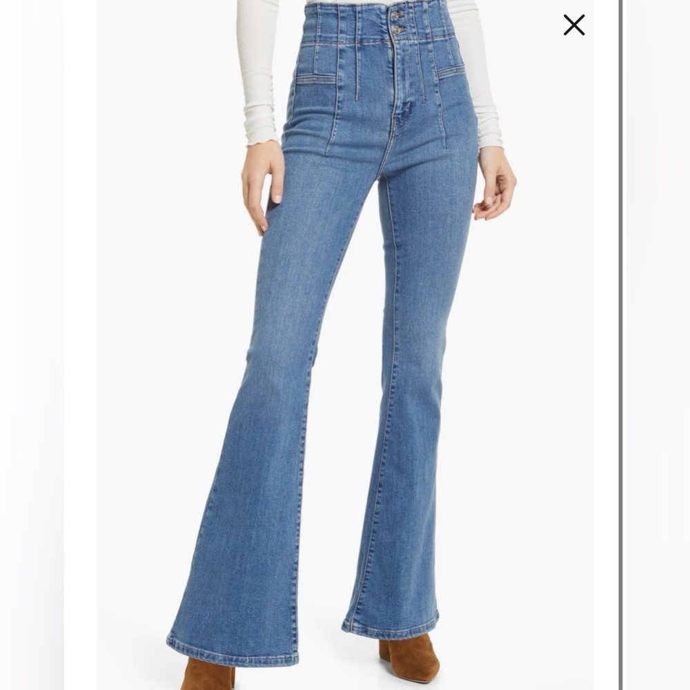 We The Free by Free People Jayde Flare Jeans in Sunburst Blue size 31 💙